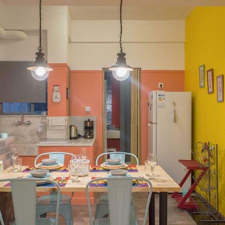 "Casa De Colores", Next To The Metro Athènes Extérieur photo