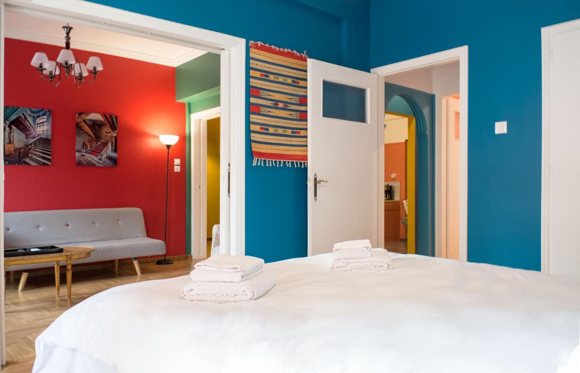 "Casa De Colores", Next To The Metro Athènes Extérieur photo