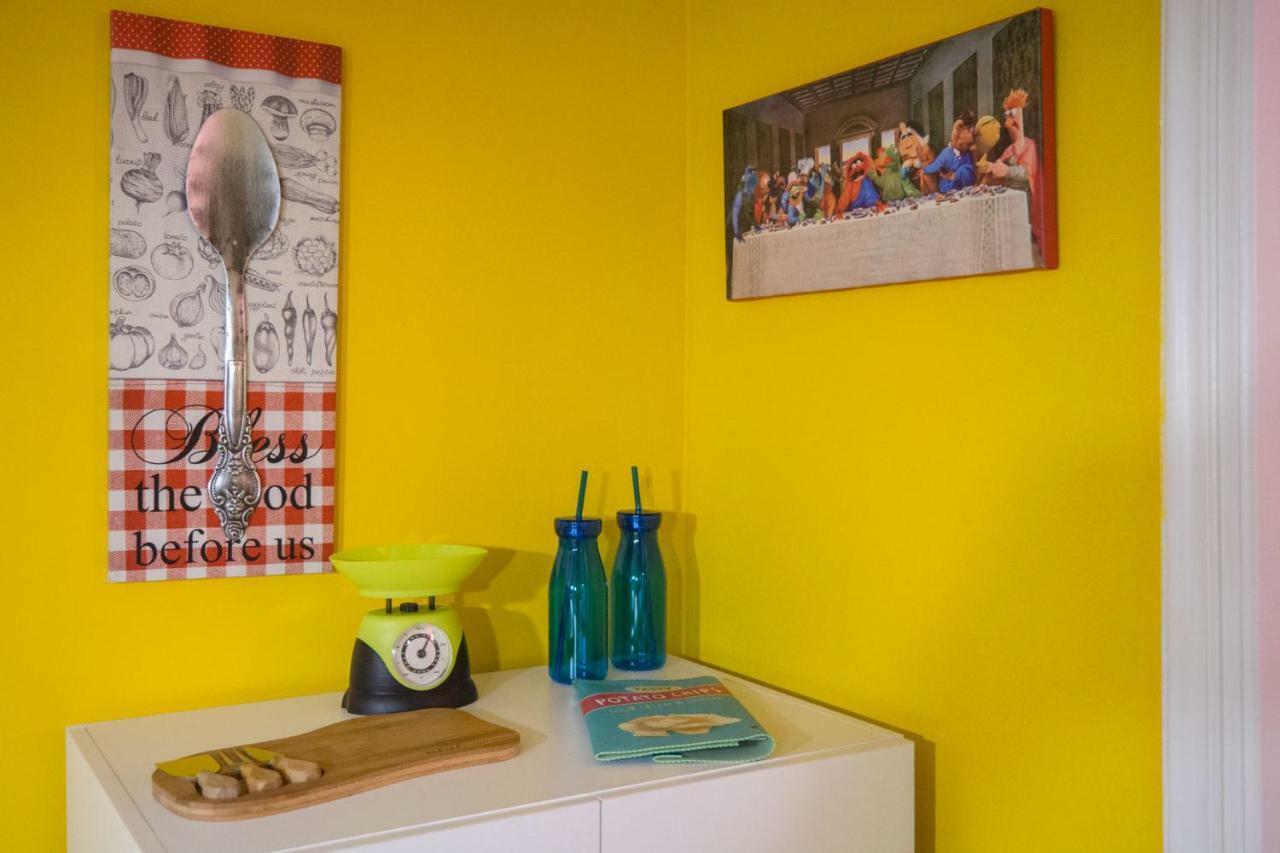"Casa De Colores", Next To The Metro Athènes Extérieur photo
