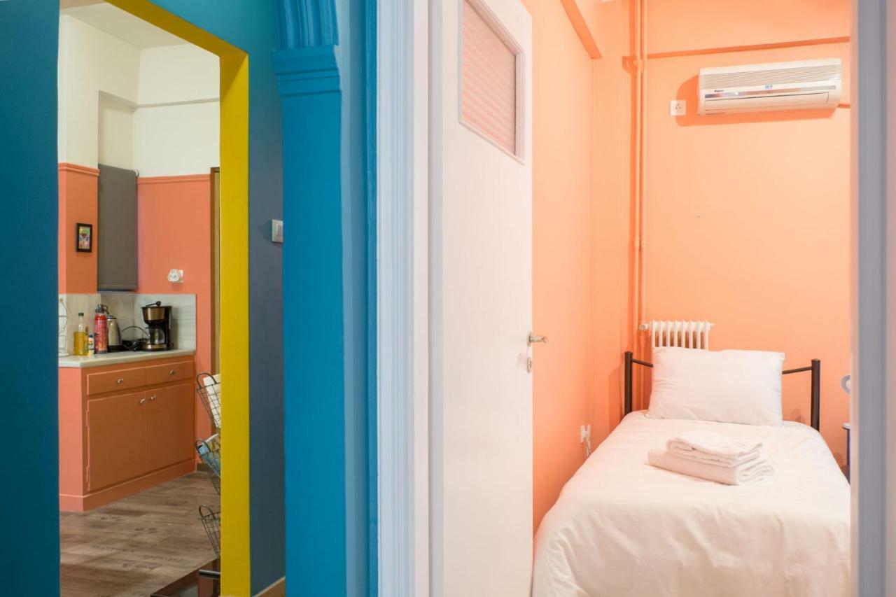 "Casa De Colores", Next To The Metro Athènes Extérieur photo