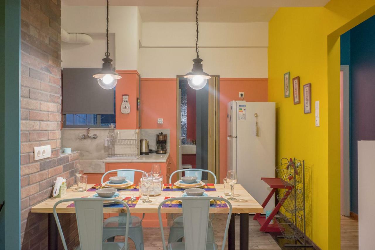 "Casa De Colores", Next To The Metro Athènes Extérieur photo