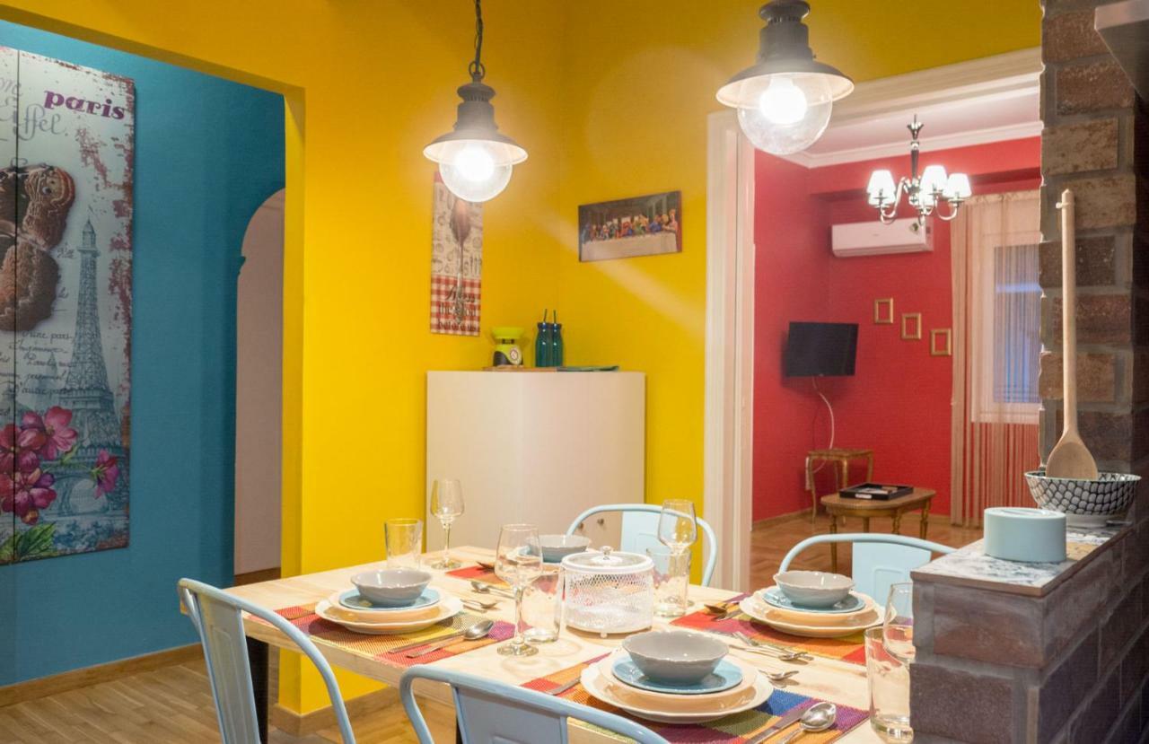 "Casa De Colores", Next To The Metro Athènes Extérieur photo