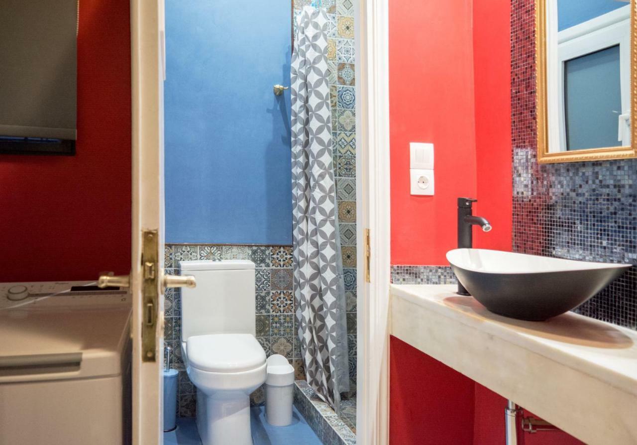 "Casa De Colores", Next To The Metro Athènes Extérieur photo